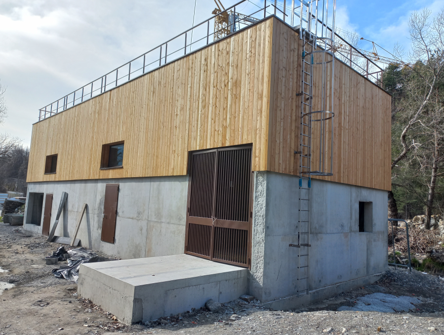 Installation de bardage et création d’une terrasse sur la microcentrale de Châteauroux-les-Alpes (05)
